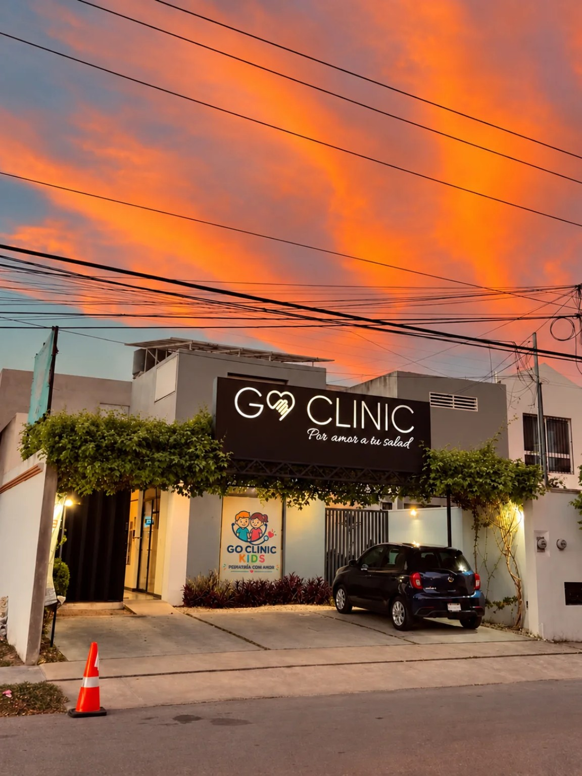 Portada colorida de Go Clinic Kids con la fachada del consultorio, ilustraciones infantiles y mensaje de bienvenida.